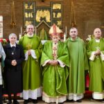 Nga e majta në të djathtë: At Chris Vipers, famullitar i “Holy Apostles”, Pimlico; Motër Leonarda Përgega, “Bijat e Dashurisë Hyjnore”; At William Agley, Sekretar i Përgjithshëm i Konferencës Ipeshkvore të Anglisë dhe Uellsit; Kardinal Ernest Simoni Troshani; Don Kastriot Gjoka, përkohësisht përgjegjës për Komunitetin Katolik Shqiptar në Mbretërinë e Bashkuar; Don Robert Kola, Vikar i Përgjithshëm i Dioqezës së Sapës; Motër Silva Jaku, “Motrat Salvatoriane.