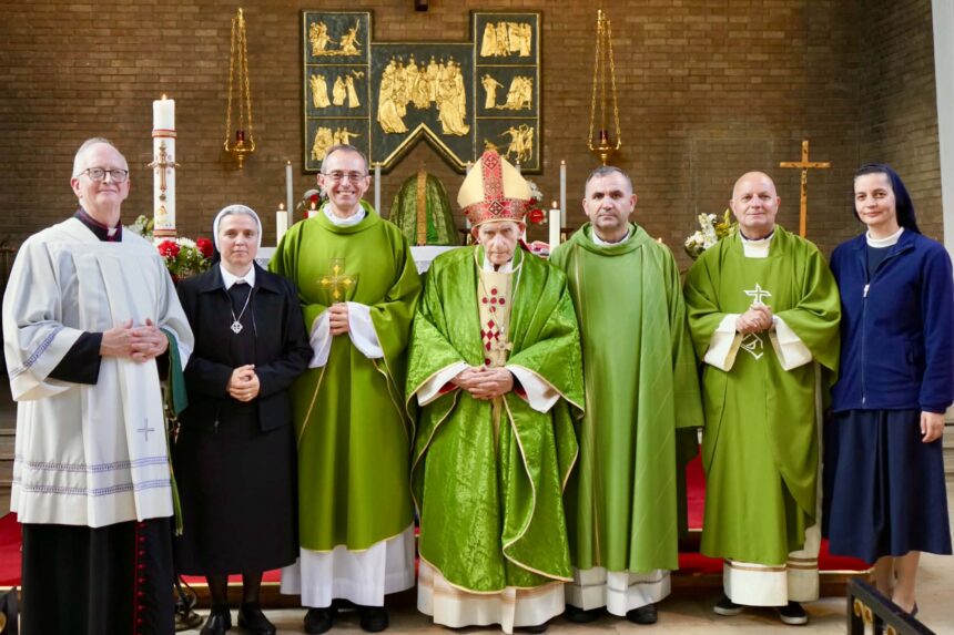 Nga e majta në të djathtë: At Chris Vipers, famullitar i “Holy Apostles”, Pimlico; Motër Leonarda Përgega, “Bijat e Dashurisë Hyjnore”; At William Agley, Sekretar i Përgjithshëm i Konferencës Ipeshkvore të Anglisë dhe Uellsit; Kardinal Ernest Simoni Troshani; Don Kastriot Gjoka, përkohësisht përgjegjës për Komunitetin Katolik Shqiptar në Mbretërinë e Bashkuar; Don Robert Kola, Vikar i Përgjithshëm i Dioqezës së Sapës; Motër Silva Jaku, “Motrat Salvatoriane.